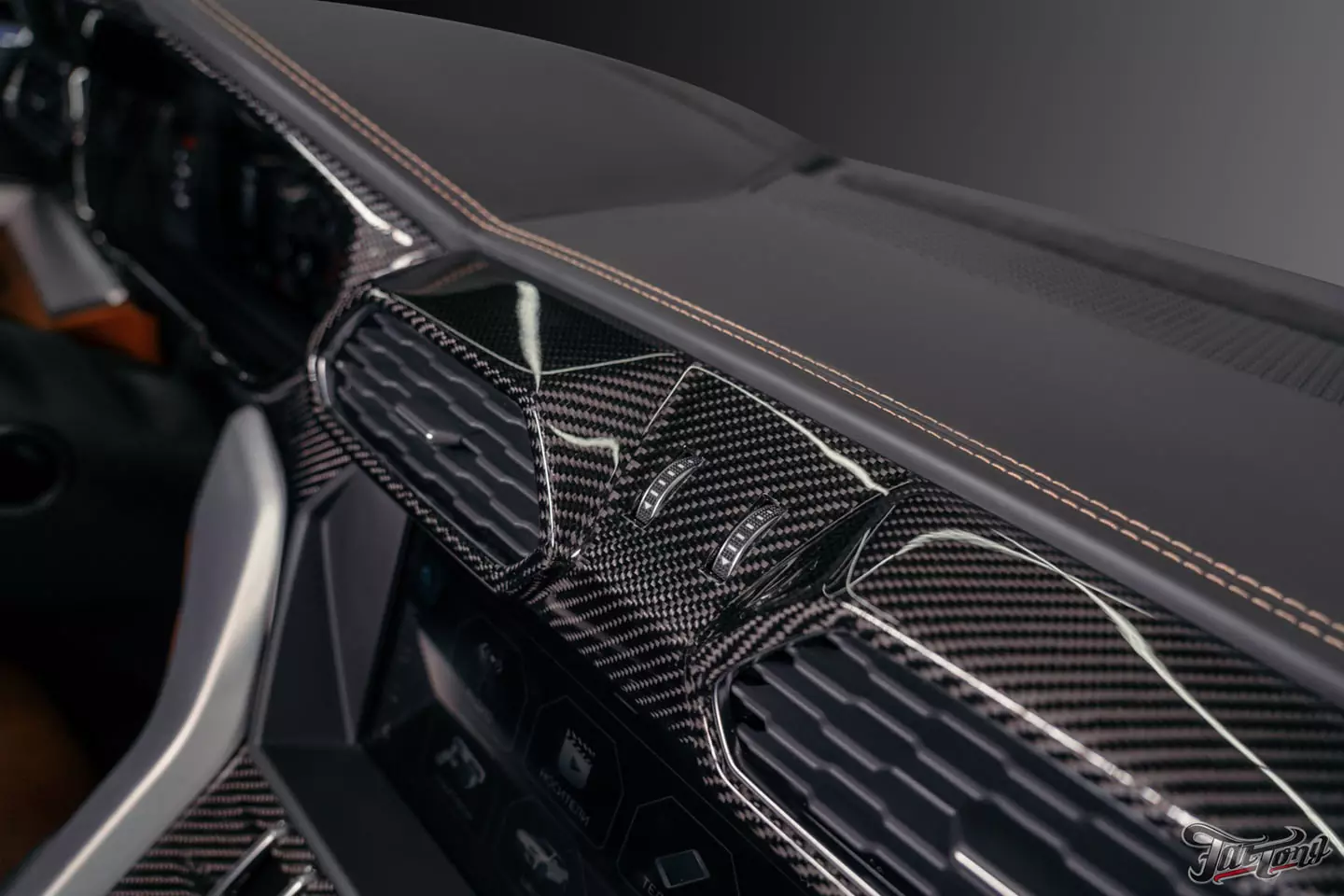 Ламинация элементов салона карбоном в шикарном Lamborghini Urus